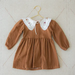 Vestido con cuello desmontable